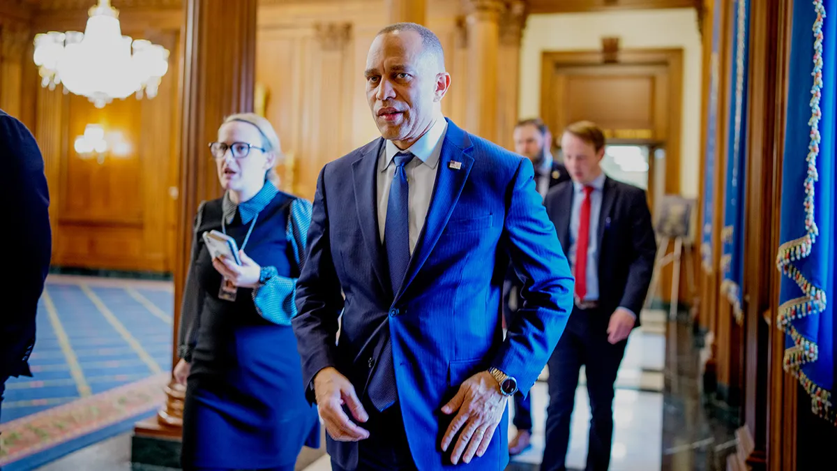 House Democrats vote to extend DHS shutdown amid TSA travel chaos House Democrats vote to extend DHS shutdown amid TSA travel chaos