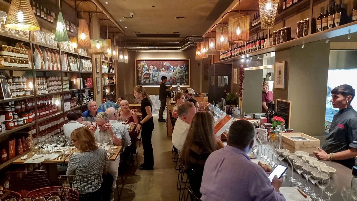 US bars and restaurants are pushing a growing phone-free dining trend