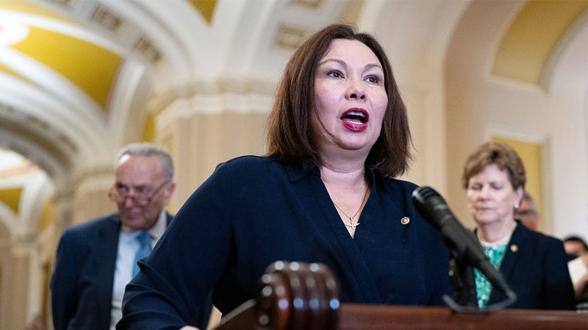 Sen Duckworth demands TSA bring back shoes-off airport security policy Sen Duckworth demands TSA bring back shoes-off airport security policy