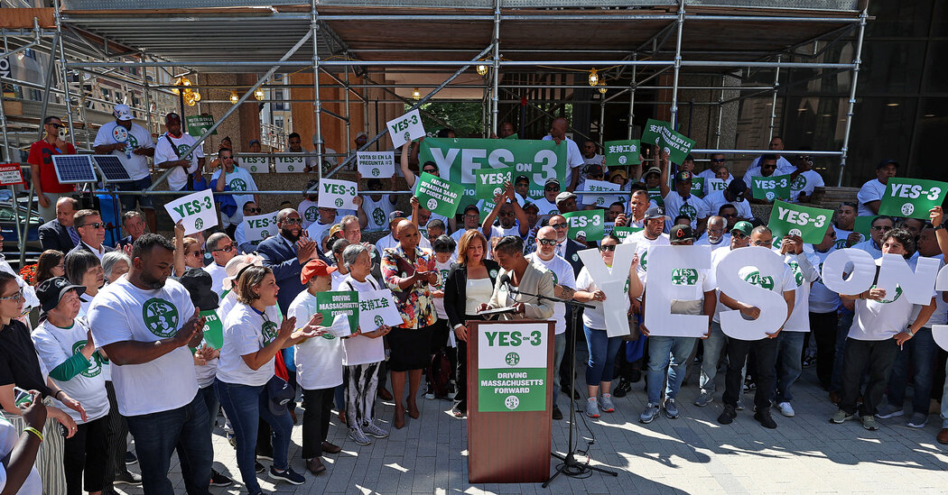 Massachusetts Uber and Lyft Drivers Form First Union for Ride-Share Workers