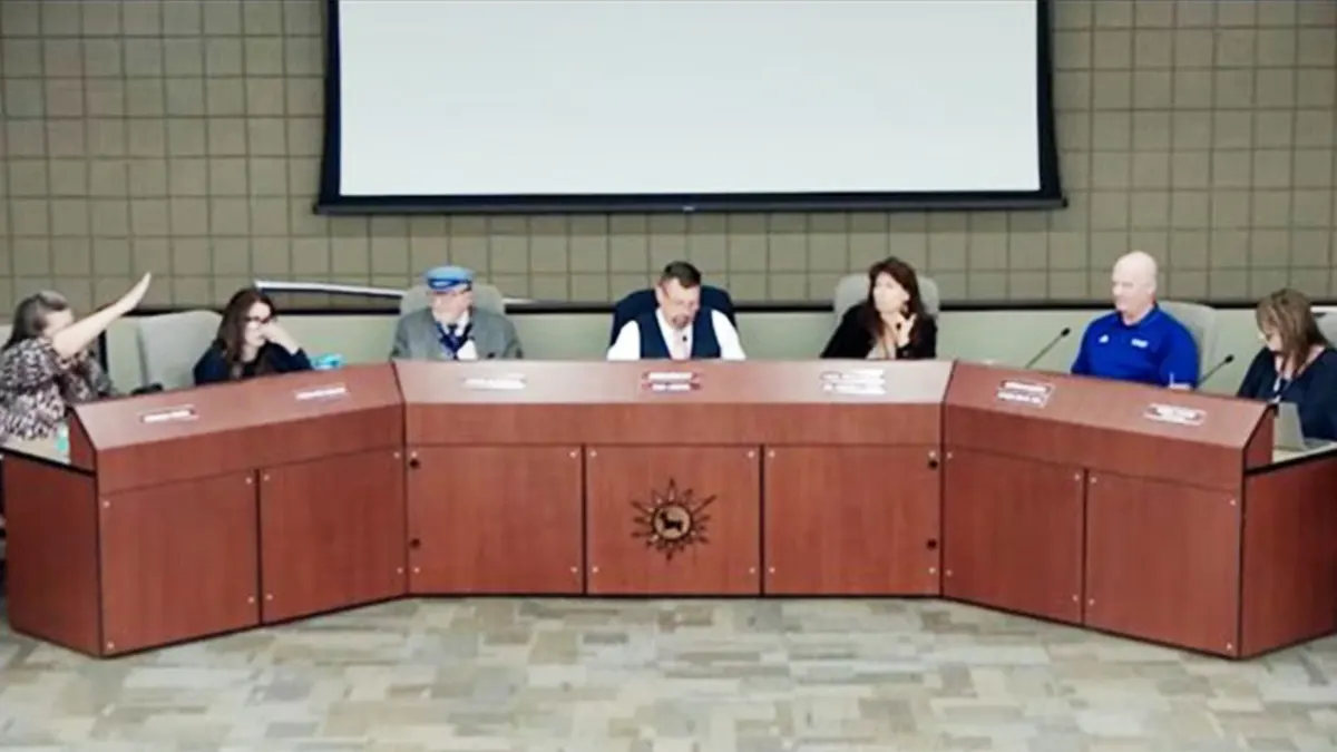 Arizona school board member appears to make Nazi salute at public meeting Arizona school board member appears to make Nazi salute at public meeting