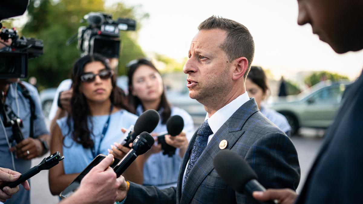 Lawmakers push to move Secret Service under White House after Trump assassination scares